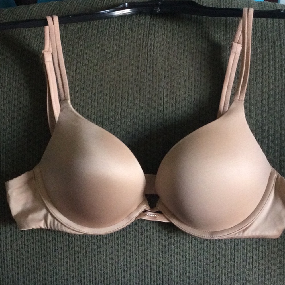 Victoria’s Secret VERY SEXY
Push-Up Bra Size 34A Used Good Condition